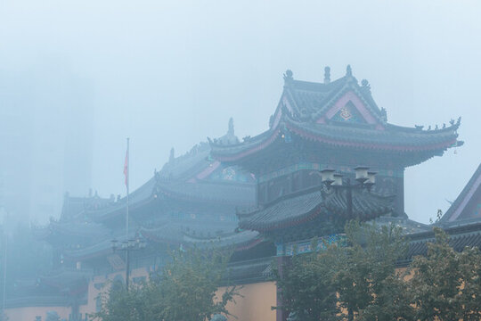 大霧中的沈陽八王寺