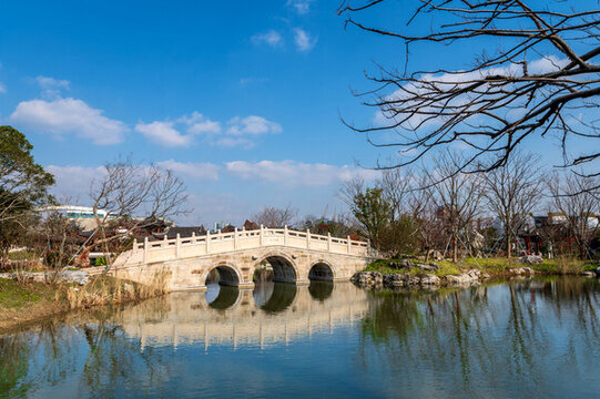 城市公園的三孔橋