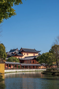 江南水鄉(xiāng)河邊仿古建筑群