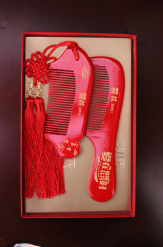 一對(duì)紅色梳子