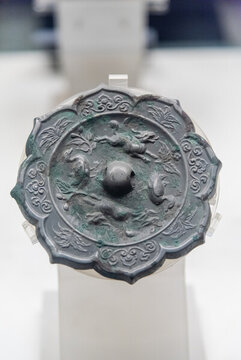 唐代雙鸞雙獸菱花銅鏡