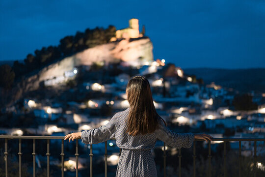 一名女性游客在欣賞山城夜景