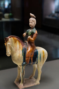 唐代三彩女騎馬俑