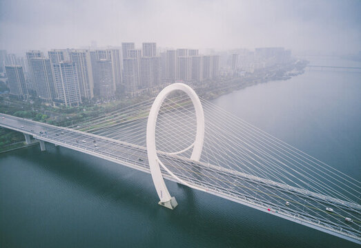 雨霧中的柳州白沙大橋與柳江