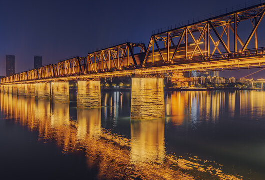 广西柳州一辆货运火车经过铁桥