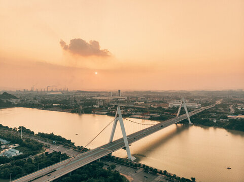 航拍日落时分的柳州鹧鸪江大桥