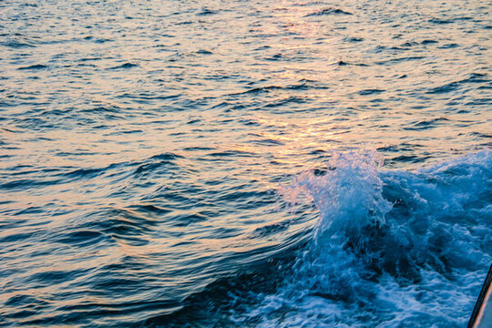 海浪花深海船日出日落行駛背景