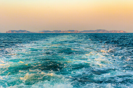 海浪花深海船日出落行駛背景