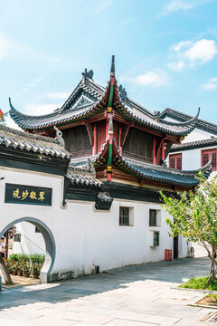 白墻青瓦鐘樓背面