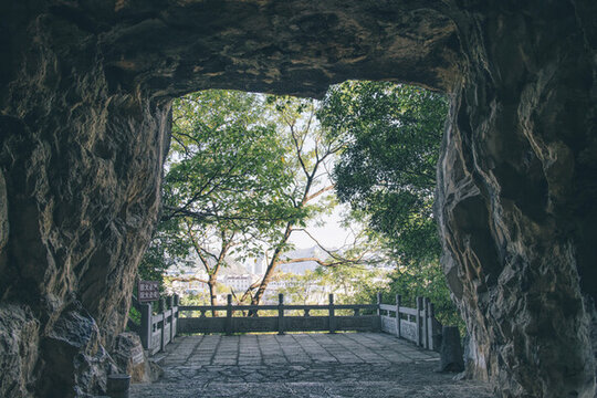 廣西柳州箭盤山溶洞內(nèi)向外看