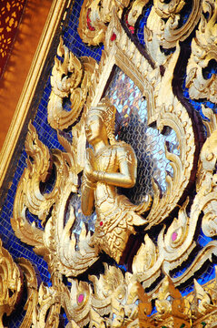 金色的雕刻佛像藝術(shù)品