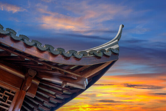 夕陽中的古建筑特寫