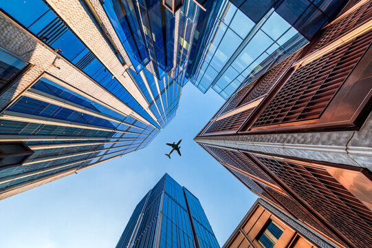 現(xiàn)代商業(yè)建筑群天空飛機透視