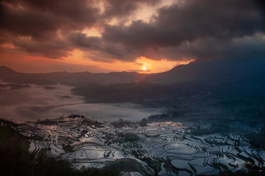 云南元陽梯田日出風(fēng)光