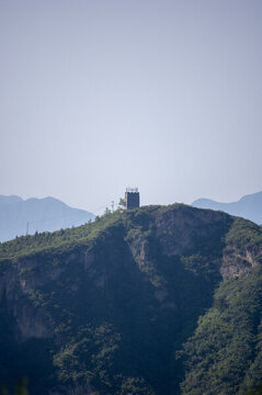 遠(yuǎn)處山頂上的烽火臺