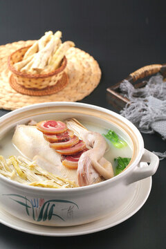 筍干老鴨湯