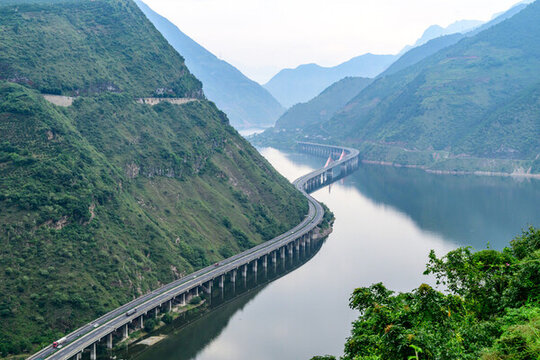 雅西高速漢源湖大渡河大橋