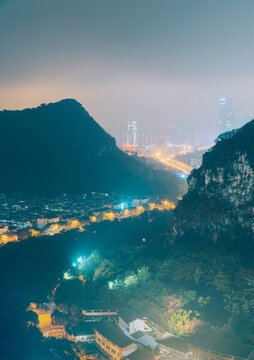 广西柳州夜晚山间的道路与建筑