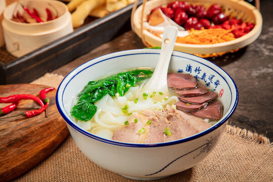 鴨血鵝肉粉