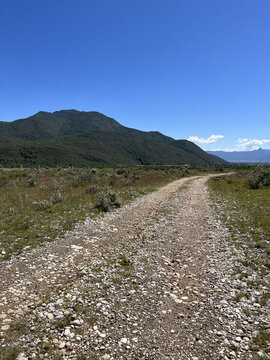 高山下荒原石路