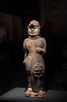 東魏鎮(zhèn)墓按盾武士俑