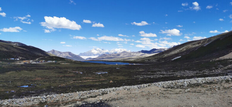 雅拉雪山遠(yuǎn)景