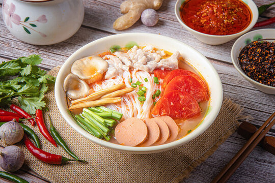 番茄湯肉絲米線