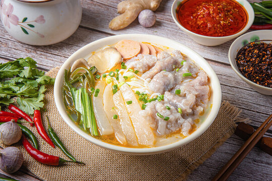 酸蘿卜滑肉米線