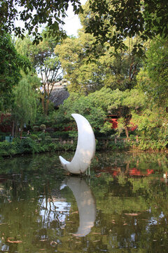 房湖公園月牙裝置倒影