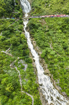 航拍贵州六盘水滴水岩瀑布
