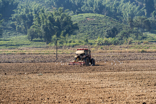 农民在田间使用拖拉机