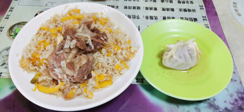 羊肉抓飯和薄皮包子