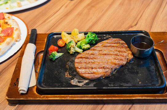 餐桌上盤子里的炭烤風(fēng)味牛排