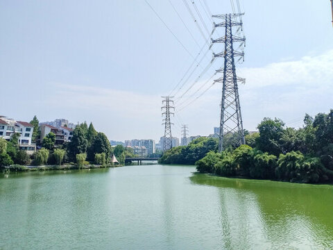 鐵塔下的湖泊