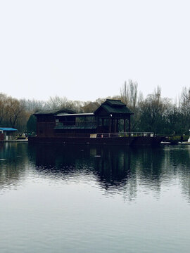 百脈泉公園明水湖上的古船