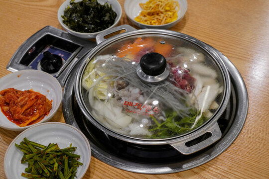 海鲜肥牛火锅韩国料理美食