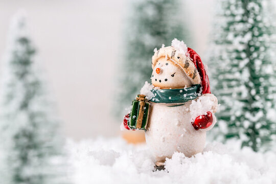 圣誕節(jié)雪人和圣誕老人在雪地里