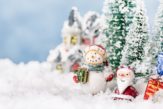 圣誕節(jié)雪人和圣誕老人在雪地里