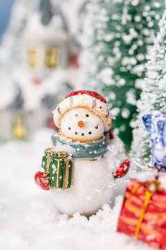圣誕節(jié)雪人和圣誕老人在雪地里