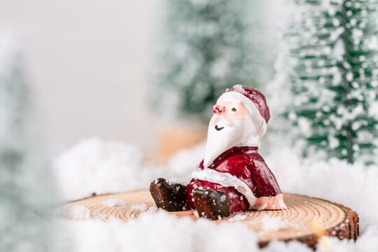 圣誕節(jié)雪人和圣誕老人在雪地里