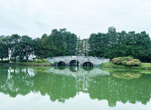 橋和倒影