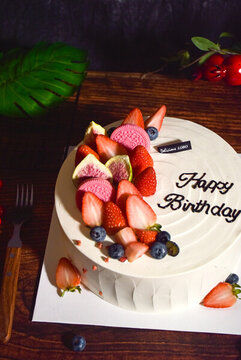 奶油草莓水果夹心生日蛋糕拍摄