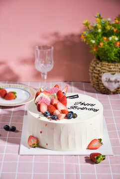 小清新新鲜草莓水果生日蛋糕