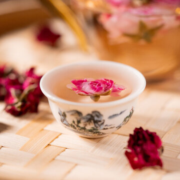 泡開的玫瑰花茶