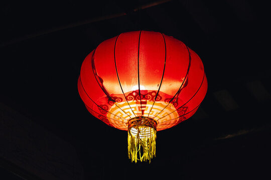黑色背景前的一個(gè)亮燈的燈籠
