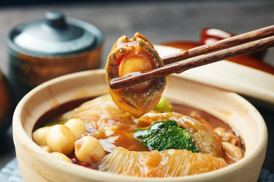夾起來(lái)一只鮑魚