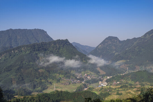 山腳下的村莊自然山景