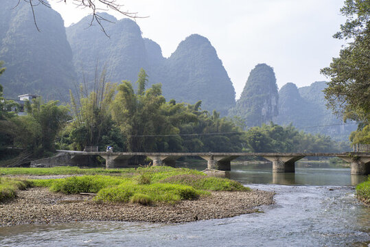 山峰河流橋梁