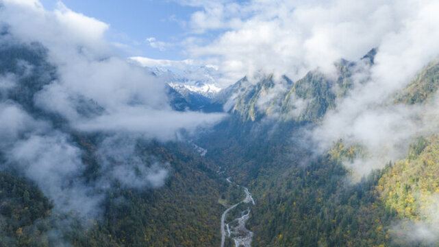 云霧繞山間