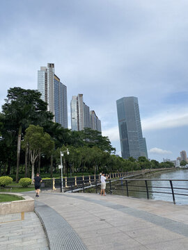 城市河邊
